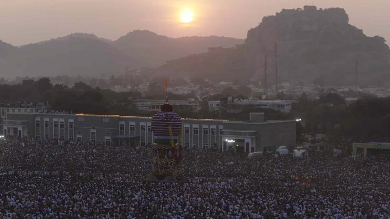 ಸಮಾಜಮುಖಿ ಕಳಕಳಿಯ ಗವಿಮಠದ ಜಾತ್ರೆ ಕೇವಲ ಧಾರ್ಮಿಕ ಆಚರಣೆಯಷ್ಟೇ ಅಲ್ಲ, ಪ್ರತಿ ವರ್ಷದಂತೆ ಈ ವರ್ಷವೂ ಸಾಮಾಜಿಕ ಕಳಕಳಿಯ ಸಂದೇಶ ಸಾರಿದೆ. ‘ಪರಿಸರ ಸಂರಕ್ಷಣೆ ಮತ್ತು ಜಲ ಜಾಗೃತಿ’ಯ ಘೋಷಣೆಗಳೊಂದಿಗೆ ಸಾಗಿದ ಈ ಜಾತ್ರೆ, ಆಧುನಿಕ ಕಾಲದಲ್ಲೂ ಸಂಪ್ರದಾಯ ಮತ್ತು ಸಮಾಜಸೇವೆಯ ಸಂಕೇತವಾಗಿದೆ. 
