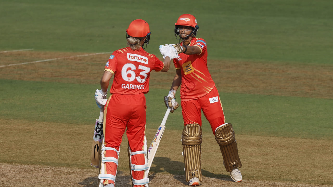 ಟಾಸ್ ಸೋತು ಮೊದಲು ಬ್ಯಾಟಿಂಗ್‌ ಮಾಡಿದ ಗುಜರಾತ್ ನಾಯಕಿ ಆಶ್ಲೇ ಗಾರ್ಡ್ನರ್ ಮತ್ತು ಅನುಷ್ಕಾ ಶರ್ಮಾ ಅವರ ಶತಕದ ಜೊತೆಯಾಟದ ಮೂಲಕ 20 ಓವರ್‌ಗಳಲ್ಲಿ ನಾಲ್ಕು ವಿಕೆಟ್‌ಗಳಿಗೆ 207 ರನ್ ಗಳಿಸಿತು. ಇದು ಮಹಿಳಾ ಪ್ರೀಮಿಯರ್ ಲೀಗ್‌ನಲ್ಲಿ ಗುಜರಾತ್‌ನ ಅತ್ಯಧಿಕ ಸ್ಕೋರ್ ಆಗಿದೆ. 2023 ರಲ್ಲಿ ರಾಯಲ್ ಚಾಲೆಂಜರ್ಸ್ ಬೆಂಗಳೂರು ವಿರುದ್ಧ ಗುಜರಾತ್‌ನ ಹಿಂದಿನ ಅತ್ಯಧಿಕ ಸ್ಕೋರ್ ಏಳು ವಿಕೆಟ್‌ಗೆ 201 ಆಗಿತ್ತು. 