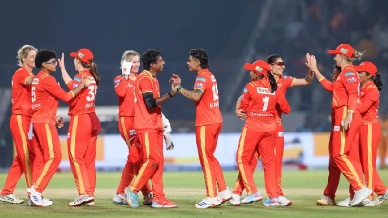 ಅದರಲ್ಲೂ ಅಂಕ ಪಟ್ಟಿಯಲ್ಲಿ ದ್ವಿತೀಯ ಸ್ಥಾನದಲ್ಲಿರುವ ಗುಜರಾತ್ ಜೈಂಟ್ಸ್ ತಂಡ ಹೊಂದಿರುವುದು -0.271 ನೆಟ್ ರನ್ ರೇಟ್. ಹೀಗಾಗಿ ಯುಪಿ ವಾರಿಯರ್ಸ್ ವಿರುದ್ಧ ಸೋತರೂ ಆರ್​ಸಿಬಿ ತಂಡ ಅಗ್ರಸ್ಥಾನವನ್ನು ಕಾಯ್ದುಕೊಂಡು ಫೈನಲ್​ಗೇರಬಹುದು. ಆದರೆ ಇಲ್ಲಿ ಆರ್​ಸಿಬಿ ತಂಡದ ಯುಪಿ ವಾರಿಯರ್ಸ್ ವಿರುದ್ಧ ಹೀನಾಯವಾಗಿ ಸೋಲದಂತೆ ನೋಡಿಕೊಳ್ಳಬೇಕಿದೆ.