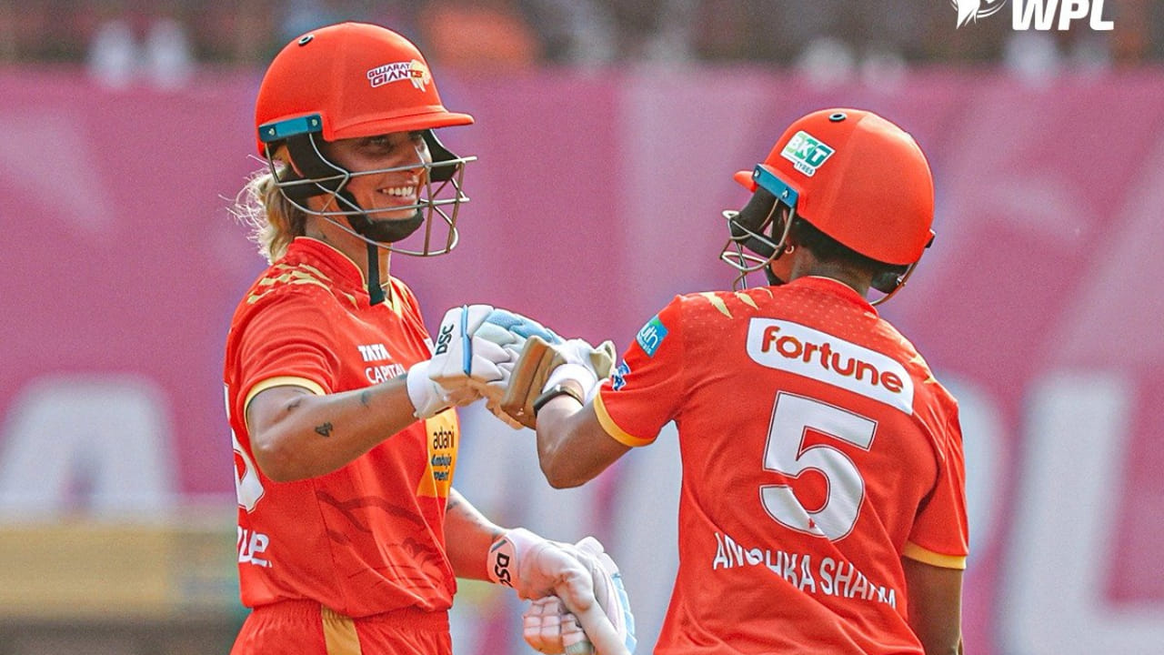 ಗುಜರಾತ್ ತಂಡಕ್ಕೆ ಬೆತ್ ಮೂನಿ ಮತ್ತು ಸೋಫಿ ಡಿವೈನ್ ಉತ್ತಮ ಆರಂಭ ನೀಡಿದರು. ಮೊದಲ ವಿಕೆಟ್‌ಗೆ 41 ರನ್‌ಗಳ ಪಾಲುದಾರಿಕೆಯನ್ನು ಹಂಚಿಕೊಂಡರು. ಮೂನಿ 13 ರನ್‌ ಗಳಿಸಿ ಔಟಾದರೆ, ಸೋಫಿ ಡಿವೈನ್ 55 ರನ್‌ಗಳಿಗೆ ಔಟಾದರು. ಆ ಬಳಿಕ ಜೊತೆಯಾದ ಅನುಷ್ಕಾ ಶರ್ಮಾ ಹಾಗೂ ನಾಯಕಿ ಆಶ್ಲೀ ಗಾರ್ಡ್ನರ್ ಜೋಡಿ ಮೂರನೇ ವಿಕೆಟ್‌ಗೆ 103 ರನ್‌ಗಳ ಪಾಲುದಾರಿಕೆಯನ್ನು ಹಂಚಿಕೊಂಡು ತಂಡದ ಸ್ಕೋರ್ ಅನ್ನು 150 ದಾಟಿಸಿತು. 