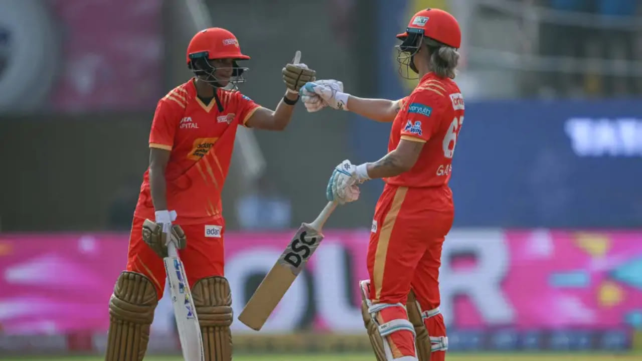 ಅನುಷ್ಕಾ 30 ಎಸೆತಗಳಲ್ಲಿ 44 ರನ್ ಗಳಿಸಿದರೆ, ಗಾರ್ಡ್ನರ್ 41 ಎಸೆತಗಳಲ್ಲಿ 65 ರನ್ ಗಳಿಸಿದರು. ಮೂರನೇ ವಿಕೆಟ್‌ಗೆ 103 ರನ್‌ಗಳ ಪಾಲುದಾರಿಕೆಯು ಮಹಿಳಾ ಪ್ರೀಮಿಯರ್ ಲೀಗ್ ಇತಿಹಾಸದಲ್ಲಿ ಮೂರನೇ ಅತ್ಯಧಿಕ ಜೊತೆಯಾಟವಾಗಿದೆ. 2023 ರಲ್ಲಿ ಹರ್ಮನ್ಪ್ರೀತ್ ಕೌರ್ ಮತ್ತು ನ್ಯಾಟ್ ಶೀವರ್ ಬ್ರಂಟ್ ನಡುವಿನ 106 ರನ್‌ಗಳ ಪಾಲುದಾರಿಕೆಯು ಇದುವರೆಗಿನ ಅತ್ಯಧಿಕ ಮೊತ್ತವಾಗಿತ್ತು. 