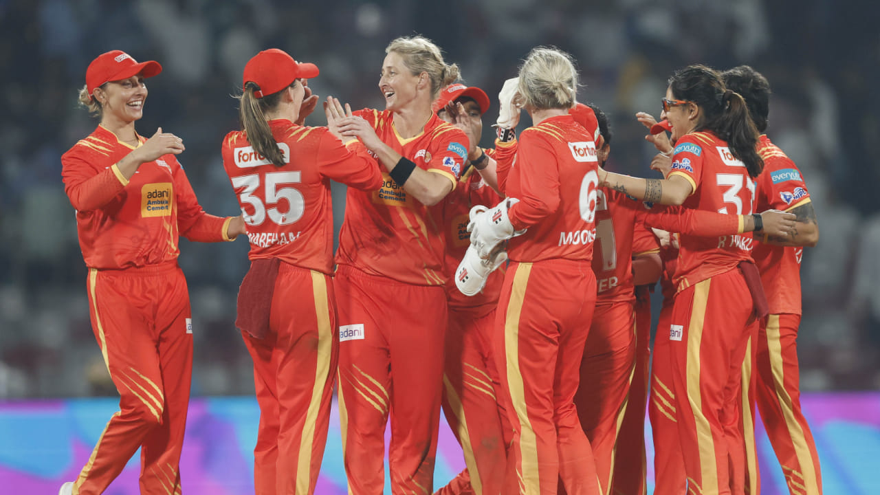 ಗುಜರಾತ್ ಜೈಂಟ್ಸ್ ಇದುವರೆಗೆ ಏಳು ಪಂದ್ಯಗಳನ್ನು ಆಡಿದ್ದು, 4 ಗೆಲುವಿನೊಂದಿಗೆ 8 ಅಂಕ ಮತ್ತು -0.271 ನೆಟ್ ರನ್​ ರೇಟ್ ಹೊಂದಿದೆ. ಗುಜರಾತ್ ಜೈಂಟ್ಸ್ ತನ್ನ ಕೊನೆಯ ಪಂದ್ಯವನ್ನು ಮುಂಬೈ ಇಂಡಿಯನ್ಸ್ ವಿರುದ್ಧ ಆಡಲಿದ್ದು, ಈ ಪಂದ್ಯವನ್ನು ಗುಜರಾತ್ ಜೈಂಟ್ಸ್ ಗೆದ್ದರೆ ನಾಕೌಟ್ ಸುತ್ತಿಗೆ ಅರ್ಹತೆ ಪಡೆಯಲಿದೆ. ಒಂದು ವೇಳೆ ಸೋತರೆ ಇತರೆ ತಂಡಗಳ ಫಲಿತಾಂಶದ ಮೇಲೆ ಅವಲಂಬಿತವಾಗಿರುತ್ತದೆ.
