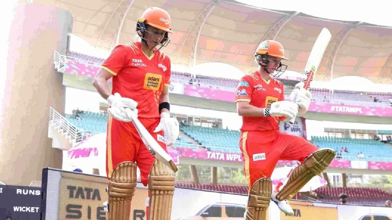 ಮುಂಬೈನ ಡಿವೈ ಪಾಟೀಲ್ ಸ್ಟೇಡಿಯಂನಲ್ಲಿ ನಡೆದ ಈ ಪಂದ್ಯದಲ್ಲಿ ಟಾಸ್ ಸೋತರೂ ಮೊದಲು ಬ್ಯಾಟ್ ಮಾಡಿದ ಗುಜರಾತ್ ಜೈಂಟ್ಸ್ ತಂಡದ ಪರ ಸೋಫಿ ಡಿವೈಲ್ 2 ಸಿಕ್ಸ್ ಬಾರಿಸಿದರೆ, ಆಶ್ಲೀ ಗಾರ್ಡ್ನರ್ ಹಾಗೂ ಜಾರ್ಜಿಯಾ ವೇರ್ಹ್ಯಾಮ್ ತಲಾ 3 ಸಿಕ್ಸ್ ಸಿಡಿಸಿದರು. ಇನ್ನು ಅಂತಿಮ ಹಂತದಲ್ಲಿ ಭಾರ್ತಿ ಫುಲ್ಮಾಲಿ 2 ಸಿಕ್ಸ್ ಬಾರಿಸಿದರು. ಈ ಮೂಲಕ ಗುಜರಾತ್ ಜೈಂಟ್ಸ್ ತಂಡವು 20 ಓವರ್ಗಳಲ್ಲಿ 207 ರನ್ ಕಲೆಹಾಕಿತು.