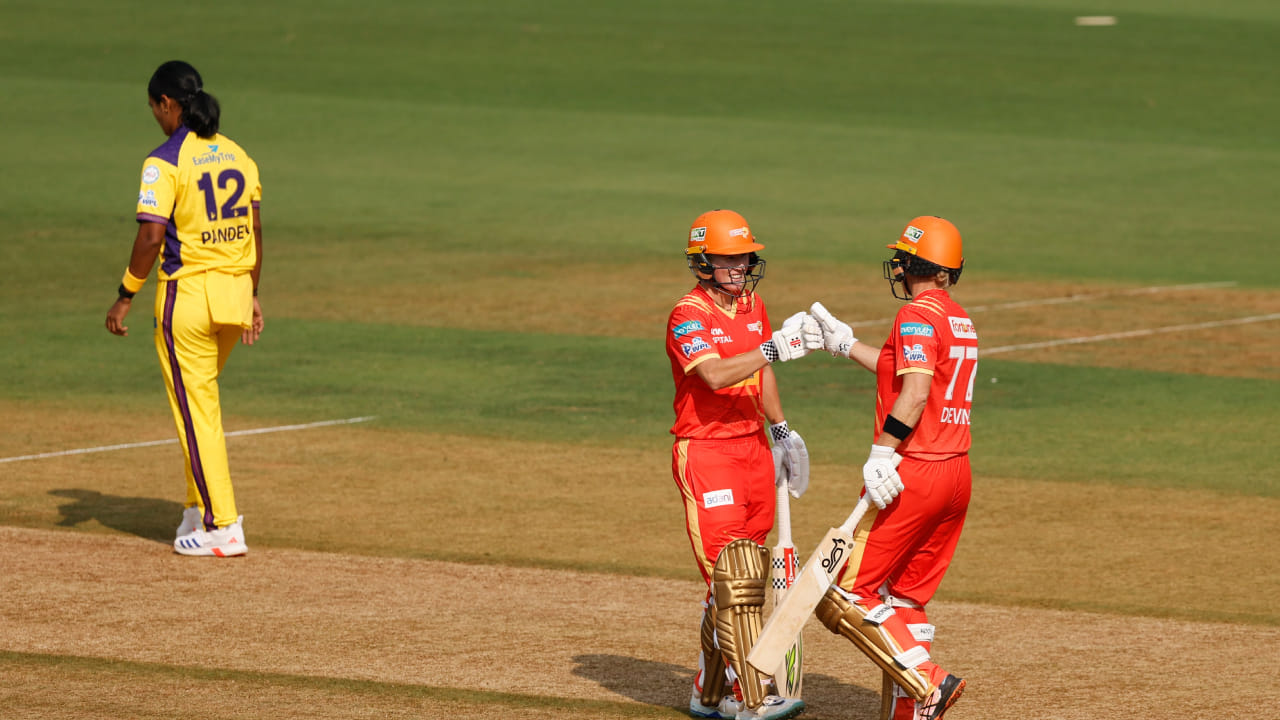 ಮಹಿಳಾ ಪ್ರೀಮಿಯರ್ ಲೀಗ್ 2026 ರ ಎರಡನೇ ಪಂದ್ಯ ಐತಿಹಾಸಿಕ ಕ್ಷಣಕ್ಕೆ ಸಾಕ್ಷಿಯಾಗಿದೆ. ನವಿ ಮುಂಬೈನ ಡಿವೈ ಪಾಟೀಲ್ ಕ್ರೀಡಾಂಗಣದಲ್ಲಿ ನಡೆದ ಈ ಪಂದ್ಯದಲ್ಲಿ ಒಮ್ಮೆಯೂ ಪ್ರಶಸ್ತಿ ಗೆಲ್ಲದ ಗುಜರಾತ್ ಜೈಂಟ್ಸ್ ಮತ್ತು ಯುಪಿ ವಾರಿಯರ್ಸ್ ತಂಡಗಳು ಮುಖಾಮುಖಿಯಾಗಿದ್ದವು. ಈ ಪಂದ್ಯದಲ್ಲಿ ಮೊದಲು ಬ್ಯಾಟಿಂಗ್‌ ಮಾಡಿದ ಗುಜರಾತ್ ದಾಖಲೆಯ 207 ರನ್ ಕಲೆಹಾಕಿತು.
