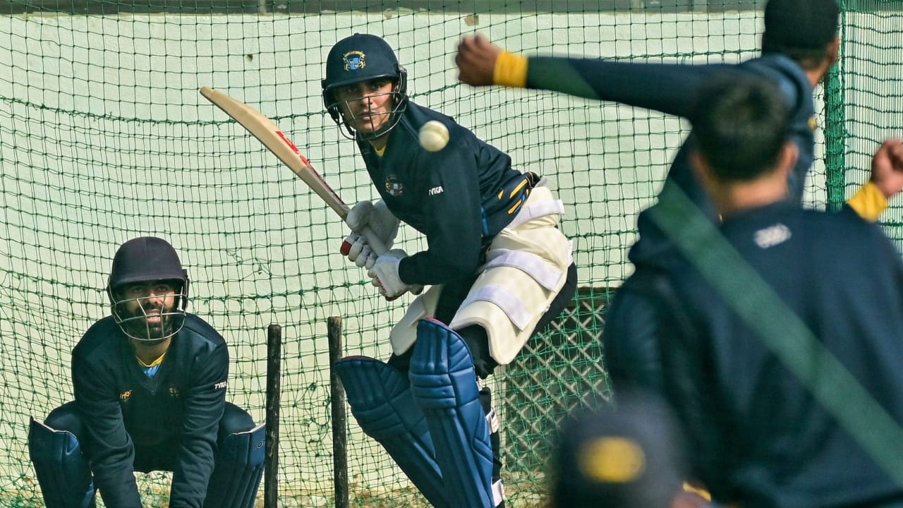 ಇಂಜುರಿಯಿಂದ ಚೇತರಿಸಿಕೊಂಡಿರುವ ಟೀಂ ಇಂಡಿಯಾ ನಾಯಕ ಶುಭ್​ಮನ್ ಗಿಲ್ ಕ್ರಿಕೆಟ್ ಅಂಗಳಕ್ಕೆ ಮತ್ತೆ ಕಾಲಿಟ್ಟಿದ್ದಾರೆ. ನ್ಯೂಜಿಲೆಂಡ್ ವಿರುದ್ಧದ ಏಕದಿನ ಸರಣಿಗೂ ಮುನ್ನ ಇದು ಟೀಂ ಇಂಡಿಯಾಕ್ಕೆ ಶುಭ ಸೂಚಕವಾಗಿದೆ. ಆದರೆ ಇಂಜುರಿಯಿಂದ ಚೇತರಿಸಿಕೊಂಡಿರುವ ಗಿಲ್, ತಮ್ಮ ಫಾರ್ಮ್​ ಕಂಡುಕೊಳ್ಳುವಲ್ಲಿ ಮಾತ್ರ ಎಡವಿದ್ದಾರೆ. 