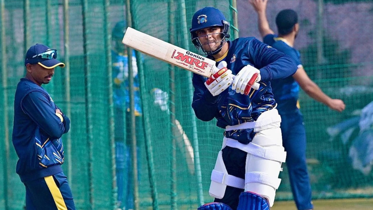 ಶುಬ್‌ಮನ್ ಗಿಲ್‌ಗೆ ವೈಟ್-ಬಾಲ್ ಕ್ರಿಕೆಟ್ ದುಃಸ್ವಪ್ನದಂತೆ ಕಾಡುತ್ತಿದೆ. ಟಿ20 ಮತ್ತು ಏಕದಿನ ಸೇರಿದಂತೆ ಒಟ್ಟು 23 ಪಂದ್ಯಗಳಲ್ಲಿ ಗಿಲ್ ರನ್ ಗಳಿಸಲು ವಿಫಲರಾಗಿದ್ದಾರೆ. ಏತನ್ಮಧ್ಯೆ, ಎರಡು ತಿಂಗಳ ನಂತರ ಮೈದಾನಕ್ಕೆ ಮರಳಿದ ಉಪನಾಯಕ ಶ್ರೇಯಸ್ ಅಯ್ಯರ್ ಹಿಮಾಚಲ ವಿರುದ್ಧ 53 ಎಸೆತಗಳಲ್ಲಿ 82 ರನ್ ಗಳಿಸಿದರೆ, ನಾಯಕ ಗಿಲ್ ಮಾತ್ರ ತಮ್ಮ ಕಳಪೆ ಪ್ರದರ್ಶನವನ್ನು ಮುಂದುವರೆಸಿ ಮ್ಯಾನೇಜ್​ಮೆಂಟ್ ಚಿಂತೆ ಹೆಚ್ಚಿಸಿದ್ದಾರೆ.