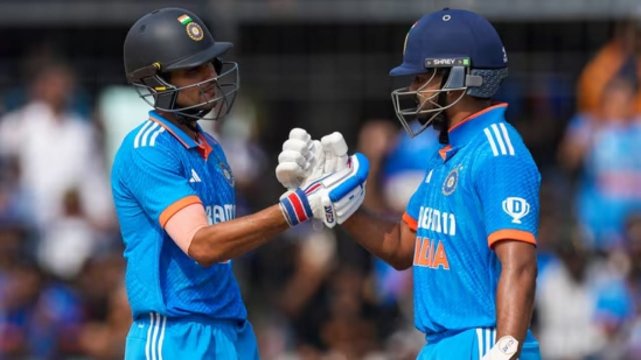 ನ್ಯೂಜಿಲೆಂಡ್ ವಿರುದ್ಧದ ಏಕದಿನ ಸರಣಿಗೆ ಬಿಸಿಸಿಐ 15 ಸದಸ್ಯರ ಟೀಂ ಇಂಡಿಯಾವನ್ನು ಪ್ರಕಟಿಸಿದೆ. ಗಾಯಗೊಂಡಿದ್ದ ಶುಭ್​ಮನ್ ಗಿಲ್ ಮತ್ತು ಶ್ರೇಯಸ್ ಅಯ್ಯರ್ ತಂಡಕ್ಕೆ ಮರಳಿದ್ದು, ಕ್ರಮವಾಗಿ ನಾಯಕ ಮತ್ತು ಉಪನಾಯಕನ ಜವಾಬ್ದಾರಿ ಹೊರಲಿದ್ದಾರೆ. ಇವರೊಂದಿಗೆ ಮೊಹಮ್ಮದ್ ಸಿರಾಜ್ ಕೂಡ ಬಹಳ ದಿನಗಳ ಬಳಿಕ ತಂಡಕ್ಕೆ ಮರಳಿದ್ದಾರೆ.
