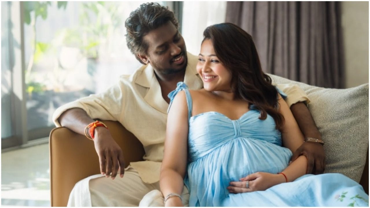 ಅಟ್ಲಿ ಅವರಿಗೆ ದೊಡ್ಡ ಅಭಿಮಾನಿ ಬಳಗ ಇದೆ. ಅವರು ದಳಪತಿ ವಿಜಯ್ ಜೊತೆ ಮೂರು ಸಿನಿಮಾ ಮಾಡಿದ್ದಾರೆ. ಶಾರುಖ್ ಖಾನ್ ಜೊತೆ ‘ಜವಾನ್’ ಚಿತ್ರ ಮಾಡಿ ಅಟ್ಲಿ ಫೇಮಸ್ ಆದರು. ಈಗ ಅವರು ಅಲ್ಲು ಅರ್ಜುನ್ ಜೊತೆ ಸಿನಿಮಾ ಮಾಡುತ್ತಿದ್ದಾರೆ. 