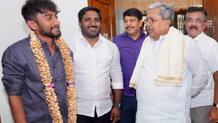 ಬಿಗ್ಬಾಸ್ ವಿನ್ನರ್ ಗಿಲ್ಲಿಗೆ ಸಿದ್ದರಾಮಯ್ಯ ಕೇಳಿದ ಪ್ರಶ್ನೆಗಳೇನು: ವಿಡಿಯೋ ನೋಡಿ ಬಿಗ್ಬಾಸ್ ವಿನ್ನರ್ ಗಿಲ್ಲಿಗೆ ಸಿದ್ದರಾಮಯ್ಯ ಕೇಳಿದ ಪ್ರಶ್ನೆಗಳೇನು: ವಿಡಿಯೋ ನೋಡಿ