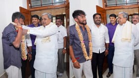 ಬಿಗ್​​ಬಾಸ್​​ ಗೆದ್ದ ಗಿಲ್ಲಿ ನಟನಿಗೆ ಸಿಎಂ ಸಿದ್ದರಾಮಯ್ಯ ಆಶೀರ್ವಾದ: ಚಿತ್ರ