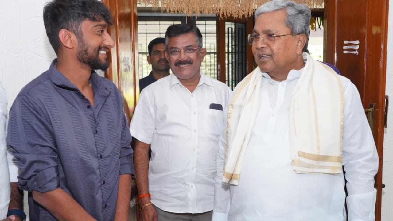 ಗಿಲ್ಲಿ ನಟ ಬಿಗ್​​ಬಾಸ್ ಕನ್ನಡ ಸೀಸನ್ 12ರ ವಿನ್ನರ್ ಆಗಿದ್ದು, ಭಾರಿ ಸಂಖ್ಯೆಯ ಅಭಿಮಾನಿಗಳನ್ನು ಗಳಿಸಿದ್ದಾರೆ. ಇದೀಗ ಸಿಎಂ ಸಿದ್ದರಾಮಯ್ಯ ಅವರ ಭೇಟಿಯಾಗಿ ಅವರ ಆಶೀರ್ವಾದ ಸಹ ಪಡೆದಿದ್ದಾರೆ.