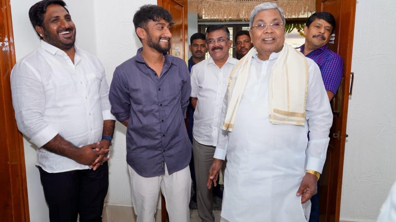 ಗಿಲ್ಲಿ ನಟ, ಇಂದು (ಜನವರಿ 22) ವಿಧಾನಸೌಧಕ್ಕೆ ತೆರಳಿ, ಸಿಎಂ ಸಿದ್ದರಾಮಯ್ಯ ಅವರನ್ನು ಭೇಟಿ ಆಗಿದ್ದಾರೆ. ಬಿಗ್​​ಬಾಸ್ ಗೆದ್ದಿದ್ದಕ್ಕೆ ಗಿಲ್ಲಿಯನ್ನು ಸಿಎಂ ಅಭಿನಂಧಿಸಿದ್ದಾರೆ.