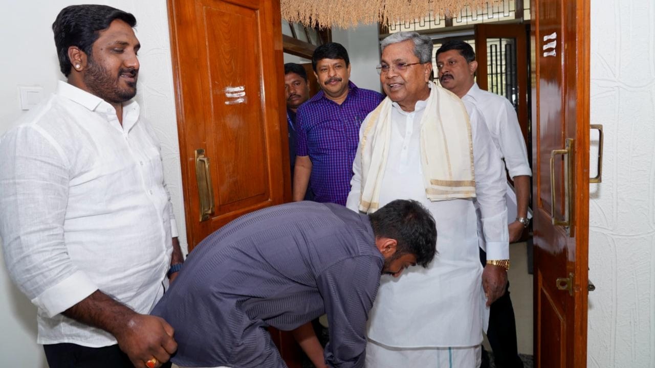 ಸಿಎಂ ಸಿದ್ದರಾಮಯ್ಯ ಅವರ ಹಸ್ತಲಾಘವ ಮಾಡಿ, ಕಾಲಿಗೆ ಸಹ ನಮಸ್ಕರಿಸಿ ಗಿಲ್ಲಿ ನಟ, ಸಿದ್ದರಾಮಯ್ಯ ಅವರ ಆಶೀರ್ವಾದವನ್ನು ಸಹ ಪಡೆದುಕೊಂಡಿದ್ದಾರೆ.