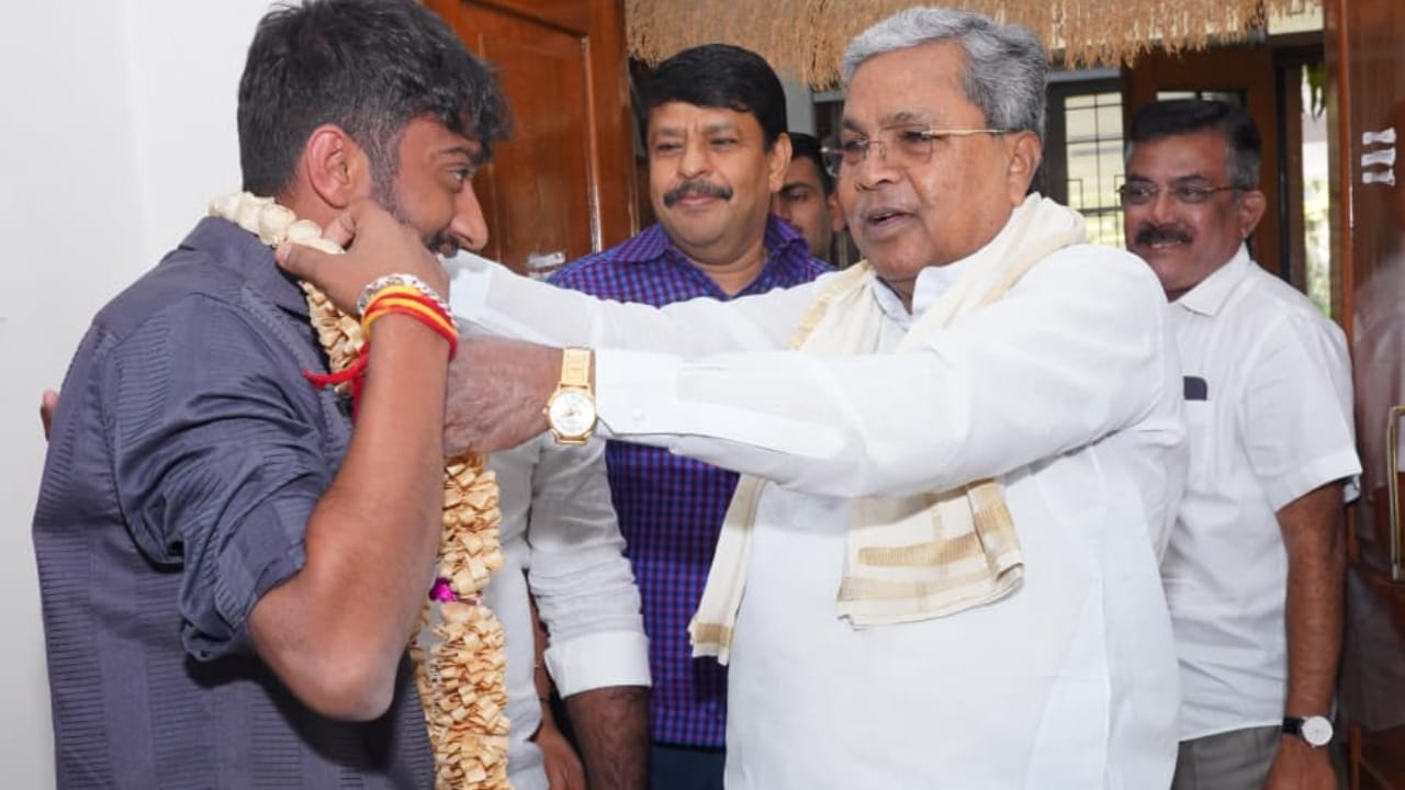 ಈ ವೇಳೆ ಸಿದ್ದರಾಮಯ್ಯ ಅವರು ಗಿಲ್ಲಿ ನಟನಿಗೆ ಹಾರ ಮತ್ತು ಶಾಲು ಹಾಕಿ ಕಿರು ಸನ್ಮಾನವನ್ನೂ ಸಹ ಮಾಡಿದ್ದು, ಒಳಿತಾಗಲಿ ಎಂದು ಹಾರೈಸಿದ್ದಾರೆ.