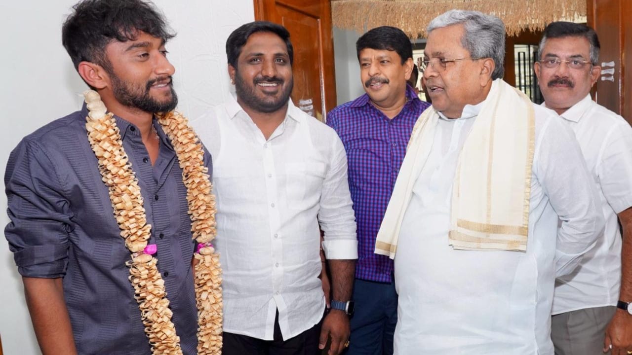 ಗಿಲ್ಲಿ ನಟ ಕೆಲ ದಿನಗಳ ಹಿಂದೆಯಷ್ಟೆ ಹ್ಯಾಟ್ರಿಕ್ ಹೀರೋ ಶಿವರಾಜ್ ಕುಮಾರ್ ಅವರನ್ನು ಸಹ ಭೇಟಿ ಆಗಿ ಅವರ ಆಶೀರ್ವಾದವನ್ನು ಸಹ ಪಡೆದುಕೊಂಡಿದ್ದರು.