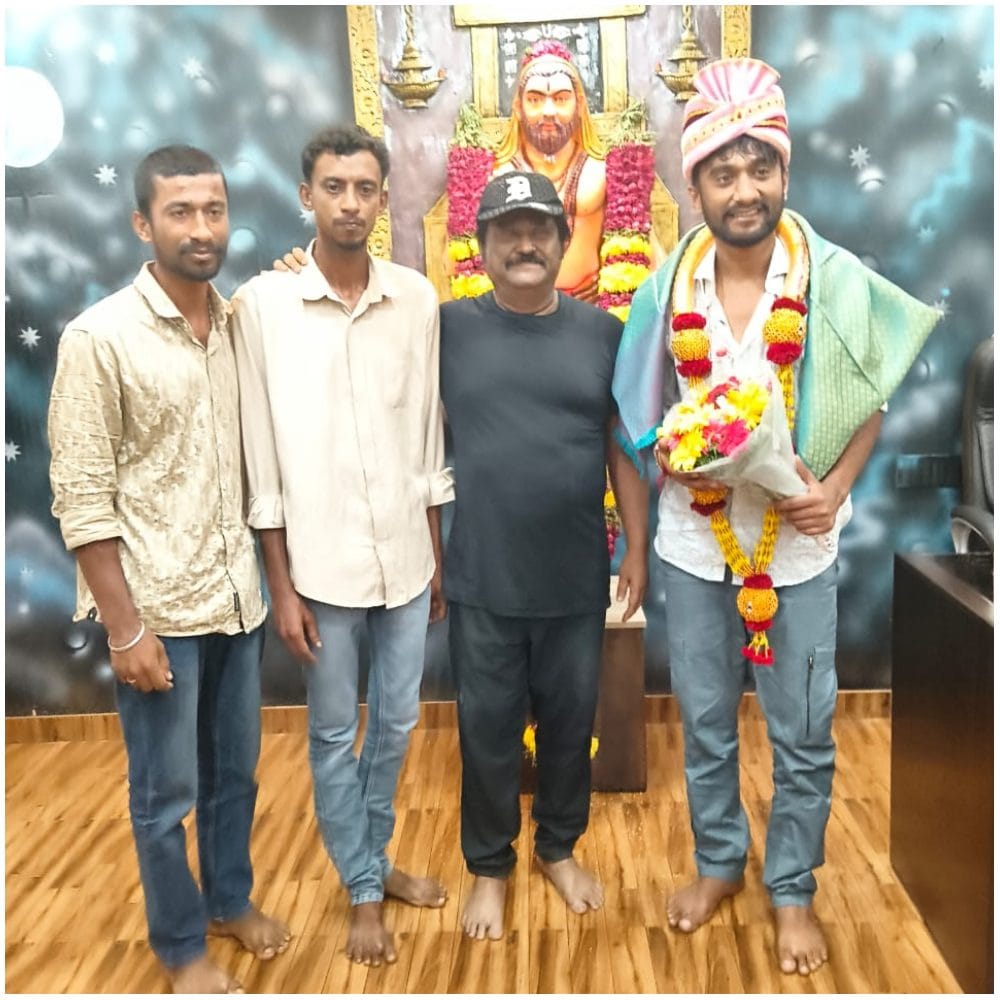 ಜಗ್ಗೇಶ್ ಅವರು ಗಿಲ್ಲಿ ನಟನ ಮನೆಗೆ ಕರೆದು ಸನ್ಮಾನ ಮಾಡಿದ್ದಾರೆ. ಶಾಲು ಹೊದಿಸಿ, ಹೂಗುಚ್ಛ ನೀಡಿದ್ದಾರೆ. ಮೇರು ಕಲಾವಿದ ಜಗ್ಗೇಶ್ ಅವರಿಂದ ಈ ಗೌರವ ಸಿಕ್ಕಿದ್ದು ಗಿಲ್ಲಿಗೆ ಖುಷಿ ಇದೆ. ಈ ಗೌರವ ಸ್ವೀಕರಿಸುವಾಗ ಜಗ್ಗೇಶ್ ಹೇಳಿದ ಮಾತನ್ನು ಸಾಬೀತು ಮಾಡಿದ್ದರು ಎಂಬುದು ವಿಶೇಷ. 