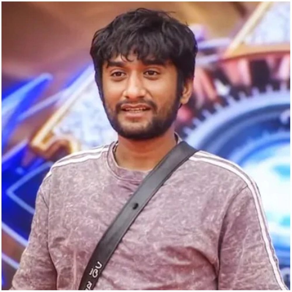 ರಿಯಾಲಿಟಿ ಶೋ ಒಂದರಲ್ಲಿ ಗಿಲ್ಲಿ ಸ್ಪರ್ಧಿಸಿದ್ದರು. ಆ ಕಾರ್ಯಕ್ರಮಕ್ಕೆ ಜಡ್ಜ್ ಆಗಿದ್ದು ಜಗ್ಗೇಶ್. ‘ಈ ವ್ಯಕ್ತಿ ಇನ್ನೊಂದು ವರ್ಷದಲ್ಲಿ ನಾಲ್ಕು ಬಾಡಿಗಾರ್ಡ್​​ಗಳನ್ನು ಇಟ್ಟುಕೊಂಡು, ಚತ್ರಿ ಹಿಡಿಯೋಕೆ ಒಬ್ಬನ ಇಟ್ಟುಕೊಂಡು ಓಡಾಡ್ತಾನೆ’ ಎಂದು ಭವಿಷ್ಯ ನುಡಿದಿದ್ದರು. 