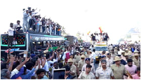 ಪೊಲೀಸ್ ಭದ್ರತೆಯಲ್ಲಿ ಗಿಲ್ಲಿ ನಟ ಮೆರವಣಿಗೆ: ಜನರ ನಿಯಂತ್ರಿಸಲು ಹರಸಾಹಸ