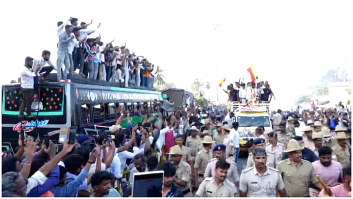 ಪೊಲೀಸ್ ಭದ್ರತೆಯಲ್ಲಿ ಗಿಲ್ಲಿ ನಟ ಮೆರವಣಿಗೆ: ಮಳವಳ್ಳಿಯಲ್ಲಿ ಜನರ ನಿಯಂತ್ರಿಸಲು ಖಾಕಿ ಹರಸಾಹಸ ಪೊಲೀಸ್ ಭದ್ರತೆಯಲ್ಲಿ ಗಿಲ್ಲಿ ನಟ ಮೆರವಣಿಗೆ: ಮಳವಳ್ಳಿಯಲ್ಲಿ ಜನರ ನಿಯಂತ್ರಿಸಲು ಖಾಕಿ ಹರಸಾಹಸ