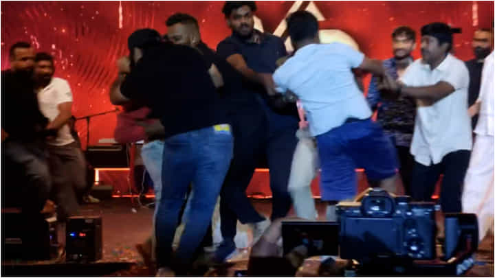 ಗಿಲ್ಲಿ ಮೇಲಿನ ಅಭಿಮಾನದಿಂದ ವೇದಿಕೆಗೆ ನುಗ್ಗಿದ ಫ್ಯಾನ್ಸ್; ವಿಡಿಯೋ ನೋಡಿ ಗಿಲ್ಲಿ ಮೇಲಿನ ಅಭಿಮಾನದಿಂದ ವೇದಿಕೆಗೆ ನುಗ್ಗಿದ ಫ್ಯಾನ್ಸ್; ವಿಡಿಯೋ ನೋಡಿ