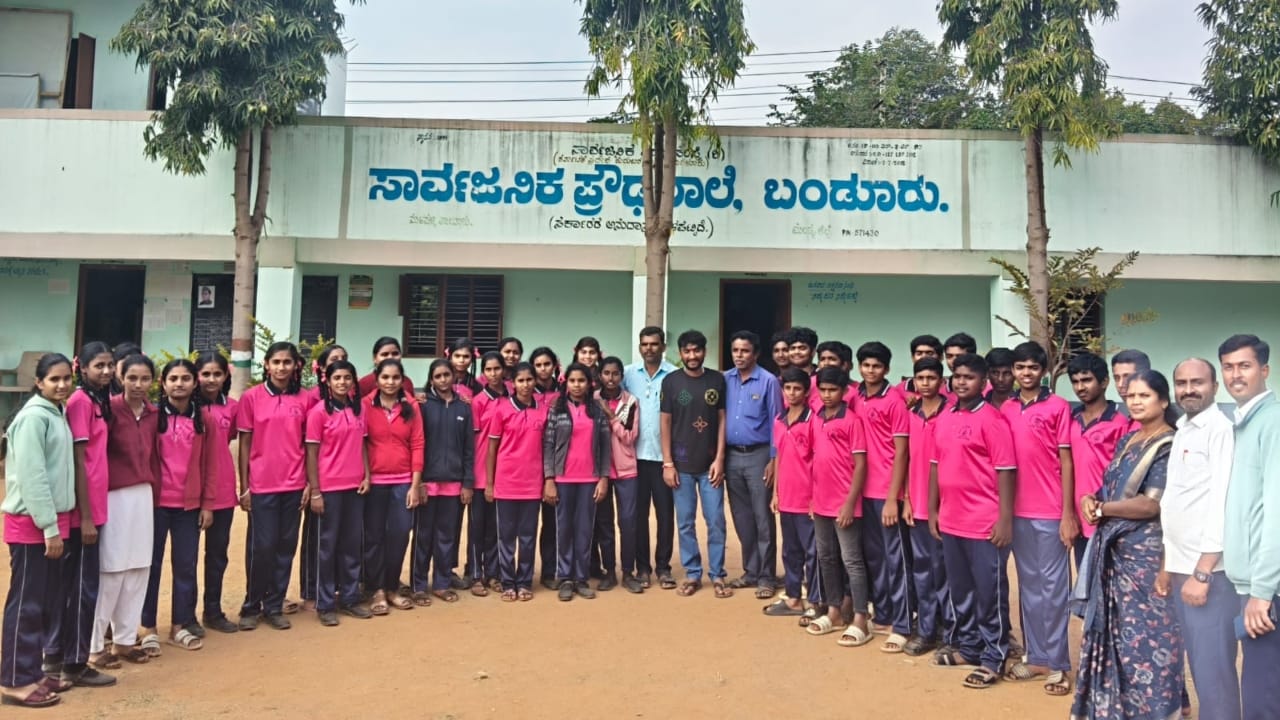 ಇದೀಗ ಗಿಲ್ಲಿ ತಮ್ಮ ಶಾಲೆಗೆ ಭೇಟಿ ನೀಡಿದ್ದು, ಹಳೆ ನೆನಪುಗಳನ್ನು ಮೆಲಕು ಹಾಕಿದ್ದಾರೆ. ಶಾಲೆಯ ಮಕ್ಕಳು, ಶಿಕ್ಷಕರುಗಳೊಟ್ಟಿಗೆ ಫೋಟೊಗಳನ್ನು ಸಹ ತೆಗೆಸಿಕೊಂಡಿದ್ದಾರೆ.