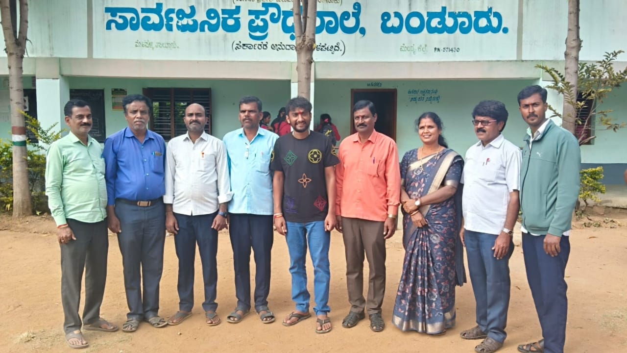 ಬಿಗ್​​ಬಾಸ್ ಗೆದ್ದಿರುವ ಗಿಲ್ಲಿ, ಗೆದ್ದಾಗಿನಿಂದಲೂ ನಿಂತ ಕಡೆ ನಿಲ್ಲುತ್ತಿಲ್ಲ. ಹಲವು ರಾಜಕಾರಣಿಗಳು, ಸಿನಿಮಾ ಸೆಲೆಬ್ರಿಟಿಗಳನ್ನು ಭೇಟಿ ಮಾಡುತ್ತಾ ಅವರುಗಳ ಆಶೀರ್ವಾದ, ಹಾರೈಕೆಗಳನ್ನು ಪಡೆಯುತ್ತಿದ್ದಾರೆ.