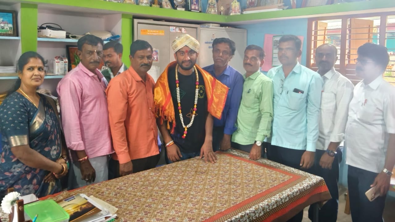 ಗಿಲ್ಲಿಯನ್ನು ಬಂಡೂರಿನ ಪ್ರೌಢಶಾಲೆ ಸಿಬ್ಬಂದಿ ಹಾರ, ಶಾಲು ಹಾಕಿ ಸನ್ಮಾನ ಸಹ ಮಾಡಿದ್ದಾರೆ. ಮಾತ್ರವಲ್ಲದೆ, ಅದೇ ಶಾಲೆಯಲ್ಲಿ ಶಿಕ್ಷಕರೊಟ್ಟಿಗೆ ಸೇರಿ ಊಟ ಸಹ ಮಾಡಿದ್ದಾರೆ.