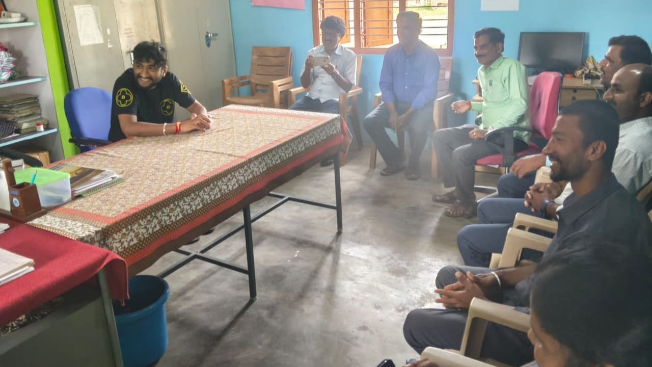 ಮಳವಳ್ಳಿ ತಾಲ್ಲೂಕಿನ ಬಂಡೂರಿನ ಪ್ರೌಢಶಾಲೆಯಲ್ಲಿ ಗಿಲ್ಲಿ ನಟ ವಿದ್ಯಾಭ್ಯಾಸ ಮಾಡಿದ್ದು, ಇಂದು (ಜನವರಿ 24) ಗಿಲ್ಲಿ ನಟ ತಮ್ಮ ಹಳೆಯ ಶಾಲೆಗೆ ಭೇಟಿ ನೀಡಿದ್ದಾರೆ.