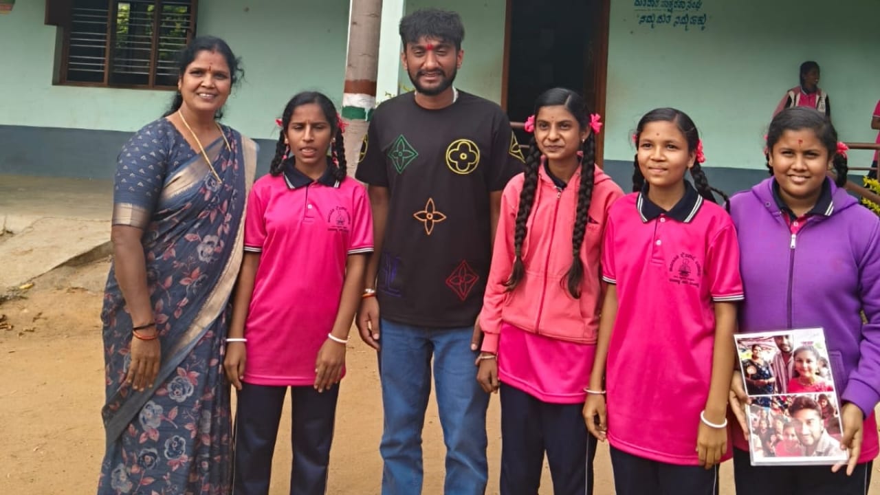 ಗಿಲ್ಲಿಯೊಟ್ಟಿಗೆ ಬಂಡೂರಿನ ಪ್ರೌಢಶಾಲೆ ವಿದ್ಯಾರ್ಥಿಗಳು ಮತ್ತು ಶಿಕ್ಷಕರು ಹಲವು ಫೋಟೊಗಳನ್ನು ತೆಗೆಸಿಕೊಂಡಿದ್ದಾರೆ. ಕೆಲ ಗ್ರಾಮಸ್ಥರು ಸಹ ಗಿಲ್ಲಿಯೊಟ್ಟಿಗೆ ಫೋಟೊಗಳನ್ನು ತೆಗೆಸಿಕೊಂಡಿದ್ದಾರೆ.