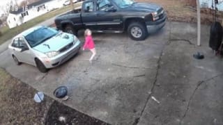 Video: ಅಪಹರಣಕಾರರಿಗೆ ಸಿಗುವ ಮುನ್ನವೇ ಸಮಯಪ್ರಜ್ಞೆಯಿಂದ ಮಗಳ ಕಾಪಾಡಿದ ತಾಯಿ