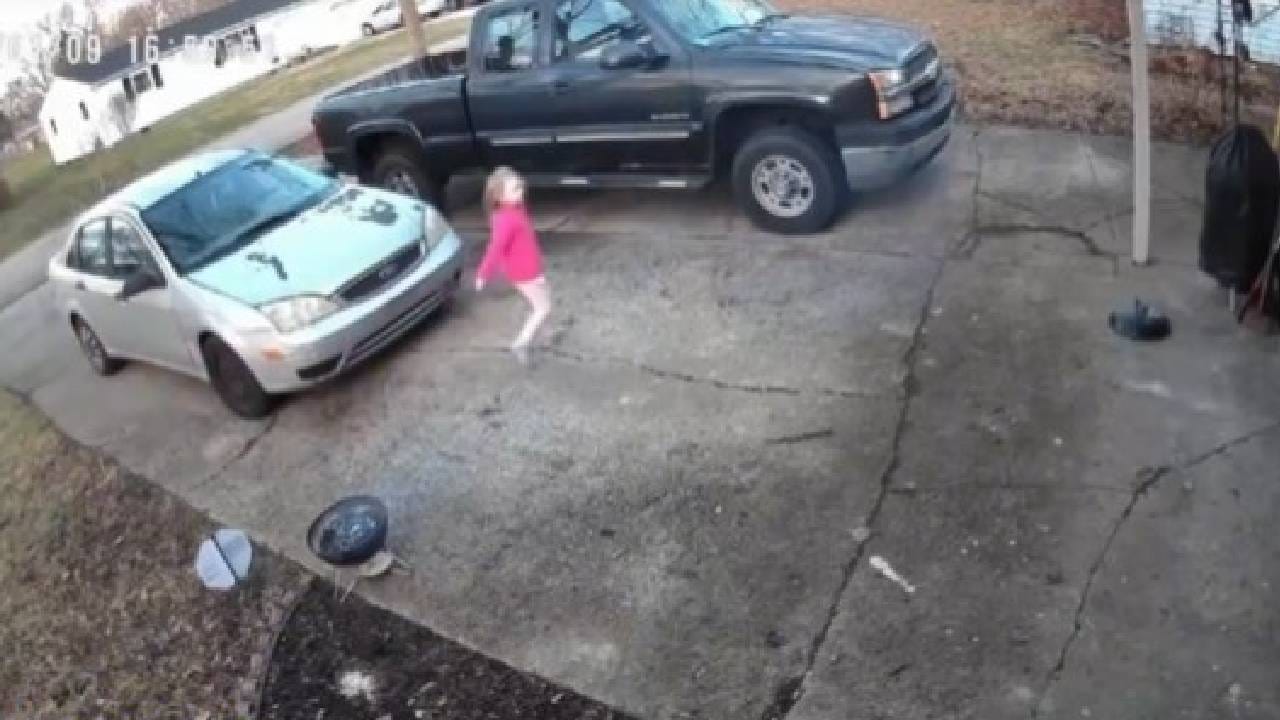 Video: ಅಪಹರಣಕಾರರಿಗೆ ಸಿಗುವ ಮುನ್ನವೇ ಸಮಯಪ್ರಜ್ಞೆಯಿಂದ ಮಗಳ ಕಾಪಾಡಿದ ತಾಯಿ Video: ಅಪಹರಣಕಾರರಿಗೆ ಸಿಗುವ ಮುನ್ನವೇ ಸಮಯಪ್ರಜ್ಞೆಯಿಂದ ಮಗಳ ಕಾಪಾಡಿದ ತಾಯಿ