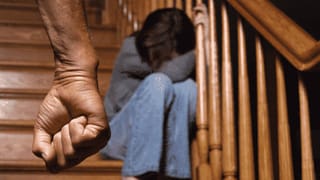 ಪತಿಯ ಉಸಿರುಗಟ್ಟಿಸಿ ಕೊಂದು ಶವದ ಬಳಿ ಪ್ರಿಯಕರನೊಂದಿಗೆ ಮಾಡಬಾರದ್ದನ್ನು ಮಾಡಿದ ಮಹಿಳೆ