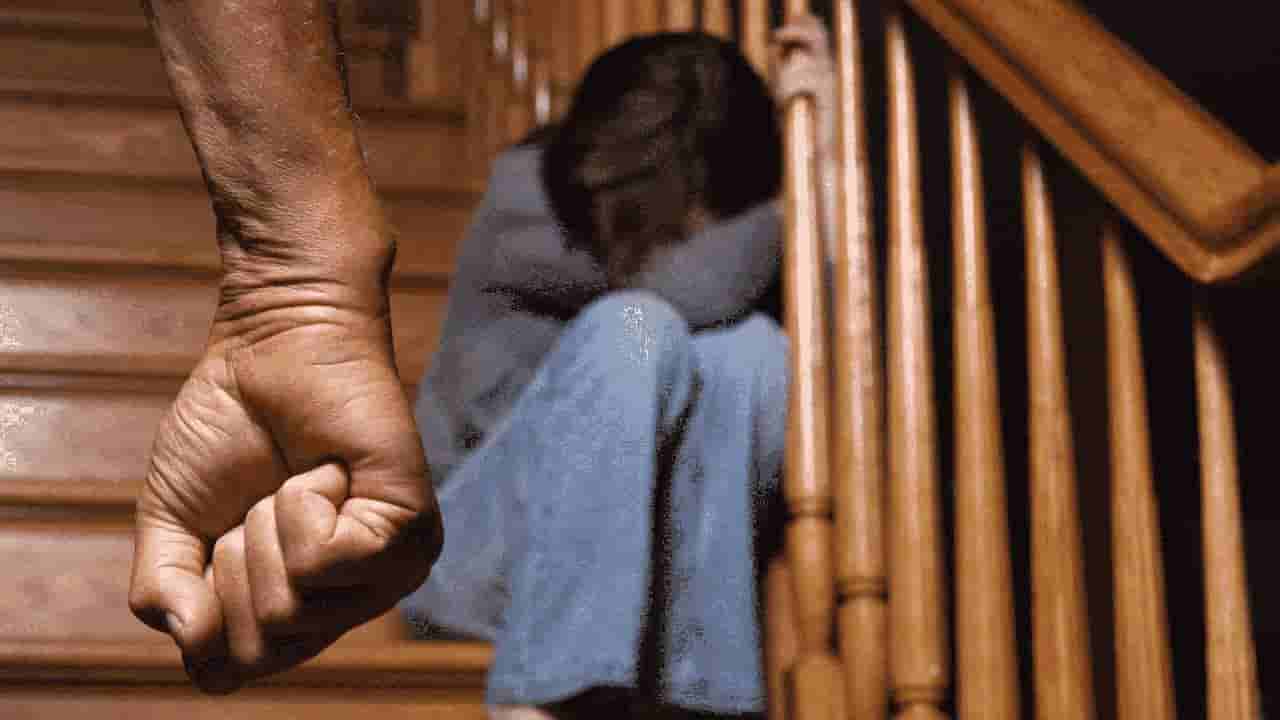 ಮನೆಕೆಲಸಕ್ಕೆಂದು 10 ವರ್ಷದ ಬಾಲಕಿಯ ಕರೆತಂದು ಬೆನ್ನು ಮೂಳೆ ಮುರಿಯುವಂತೆ ಚಿತ್ರಹಿಂಸೆ ಕೊಟ್ಟ ಸಿಆರ್ಪಿಎಫ್ ಕಾನ್ಸ್ಟೆಬಲ್