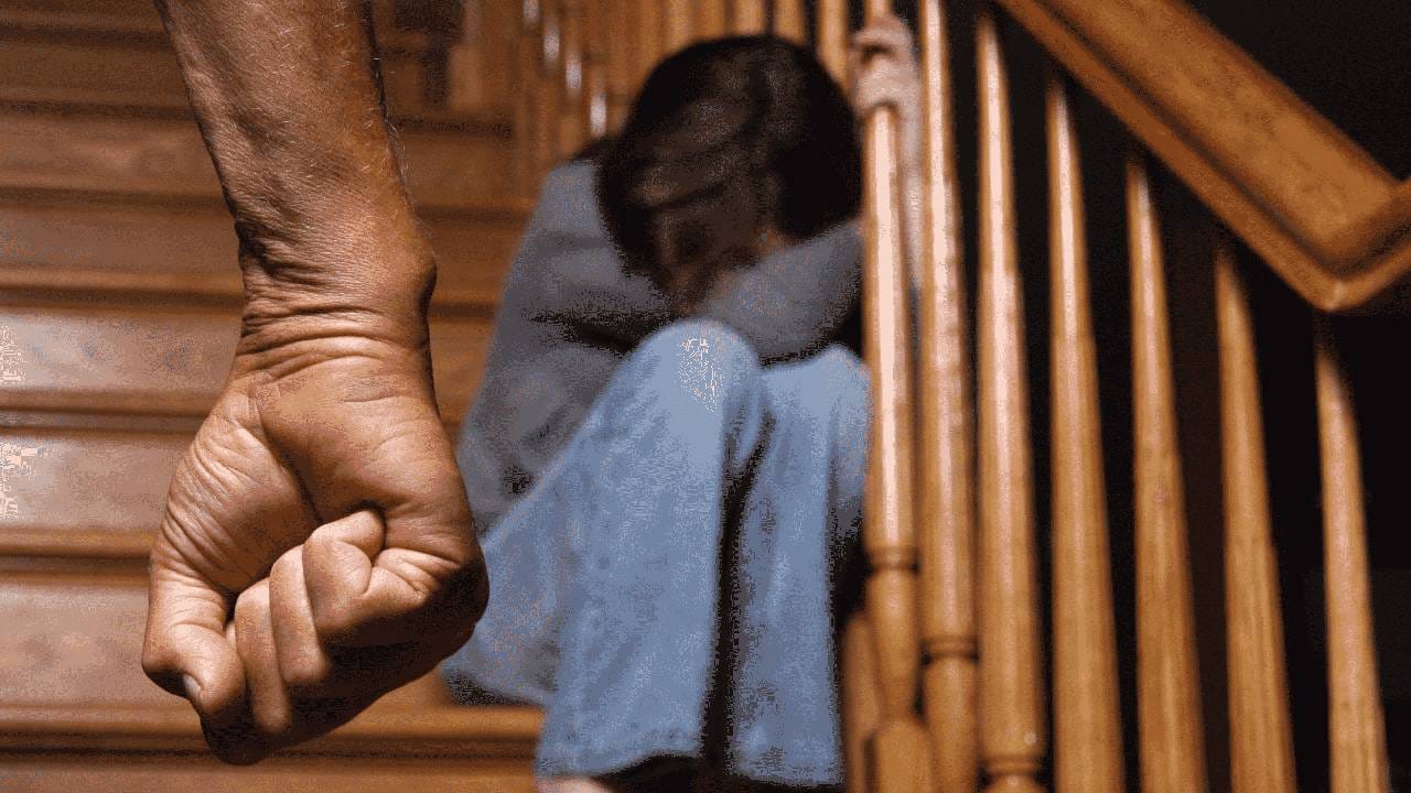 ಮನೆಕೆಲಸಕ್ಕೆಂದು 10 ವರ್ಷದ ಬಾಲಕಿಯ ಕರೆತಂದು ಬೆನ್ನು ಮೂಳೆ ಮುರಿಯುವಂತೆ ಚಿತ್ರಹಿಂಸೆ ಕೊಟ್ಟ ಸಿಆರ್ಪಿಎಫ್ ಕಾನ್ಸ್ಟೆಬಲ್ ಮನೆಕೆಲಸಕ್ಕೆಂದು 10 ವರ್ಷದ ಬಾಲಕಿಯ ಕರೆತಂದು ಬೆನ್ನು ಮೂಳೆ ಮುರಿಯುವಂತೆ ಚಿತ್ರಹಿಂಸೆ ಕೊಟ್ಟ ಸಿಆರ್ಪಿಎಫ್ ಕಾನ್ಸ್ಟೆಬಲ್