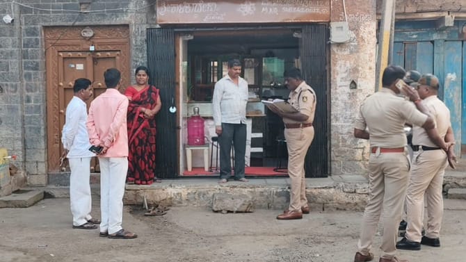 ಬೆಚ್ಚಿಬಿದ್ದ ವಿಜಯಪುರ: ಕಂಟ್ರಿ ಪಿಸ್ತೂಲ್ ತೋರಿಸಿ ಬಂಗಾರದ ಅಂಗಡಿ ದರೋಡೆ!