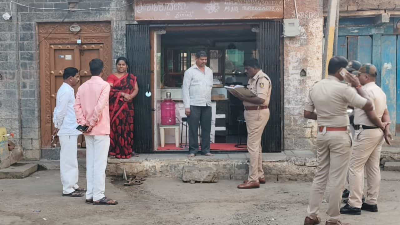 ಕಂಟ್ರಿ ಪಿಸ್ತೂಲ್ ತೋರಿಸಿ ಬಂಗಾರದ ಅಂಗಡಿ ದರೋಡೆ: ಬೆಚ್ಚಿ ಬೀಳಿಸೋ ದೃಶ್ಯ ಸಿಸಿ ಕ್ಯಾಮರಾದಲ್ಲಿ ಸೆರೆ ಕಂಟ್ರಿ ಪಿಸ್ತೂಲ್ ತೋರಿಸಿ ಬಂಗಾರದ ಅಂಗಡಿ ದರೋಡೆ: ಬೆಚ್ಚಿ ಬೀಳಿಸೋ ದೃಶ್ಯ ಸಿಸಿ ಕ್ಯಾಮರಾದಲ್ಲಿ ಸೆರೆ