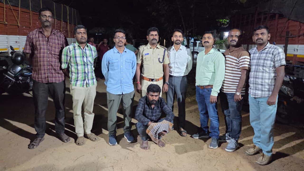 ವಿಷವಿಕ್ಕಿ ಹುಲಿಗಳ ಕೊಂದು ತುಂಡರಿಸುತ್ತಿದ್ದ ಕ್ರೂರಿ! ಅರಣ್ಯಾಧಿಕಾರಿಗಳ ನಿದ್ದೆಗೆಡಿಸಿದ್ದ ಮರಿ ವೀರಪ್ಪನ್ ಕೊನೆಗೂ ಬಂಧನ ವಿಷವಿಕ್ಕಿ ಹುಲಿಗಳ ಕೊಂದು ತುಂಡರಿಸುತ್ತಿದ್ದ ಕ್ರೂರಿ! ಅರಣ್ಯಾಧಿಕಾರಿಗಳ ನಿದ್ದೆಗೆಡಿಸಿದ್ದ ಮರಿ ವೀರಪ್ಪನ್ ಕೊನೆಗೂ ಬಂಧನ