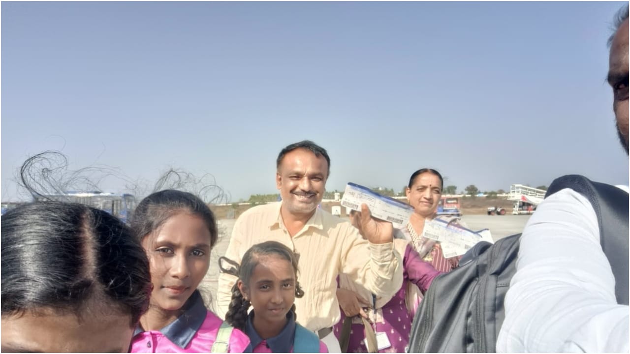 ಈ ಹಿಂದೆ, ಕೊಪ್ಪಳ ಜಿಲ್ಲೆಯ ಬಹದ್ದೂರಬಂಡಿ ಗ್ರಾಮದ ಸರಕಾರಿ ಶಾಲೆಯ ಮುಖ್ಯೋಪಾಧ್ಯಾಯ ಬೀರಪ್ಪ ಅಂಡಗಿ ಸ್ವಂತ ಖರ್ಚಿನಲ್ಲಿ 24 ವಿದ್ಯಾರ್ಥಿಗಳನ್ನು ಜಿಂದಾಲ್​​ ಏರ್​​ಪೋರ್ಟ್​​ನಿಂದ ವಿಮಾನದಲ್ಲಿ ಬೆಂಗಳೂರಿಗೆ ಪ್ರವಾಸಕ್ಕೆ ಕರೆದೊಯ್ದು ಸುದ್ದಿಯಾಗಿದ್ದರು. ಶಿಕ್ಷಕರು, ಎಸ್​​ಡಿಎಂಸಿ ಸದಸ್ಯರು, ಬಿಸಿಯೂಟ ಅಡುಗೆ ತಯಾರಕರು ಸೇರಿ ಒಟ್ಟು 40 ಜನರು ವಿಮಾನ ಪ್ರಯಾಣ ಮಾಡಿದ್ದರು.