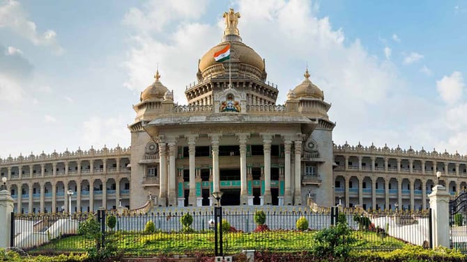 ಸರ್ಕಾರದಿಂದ ಮಹತ್ವದ ಆದೇಶ: ಕರ್ನಾಟಕ ನೌಕರರು ಈ ಬಟ್ಟೆ ಧರಿಸುವುದು ಕಡ್ಡಾಯ