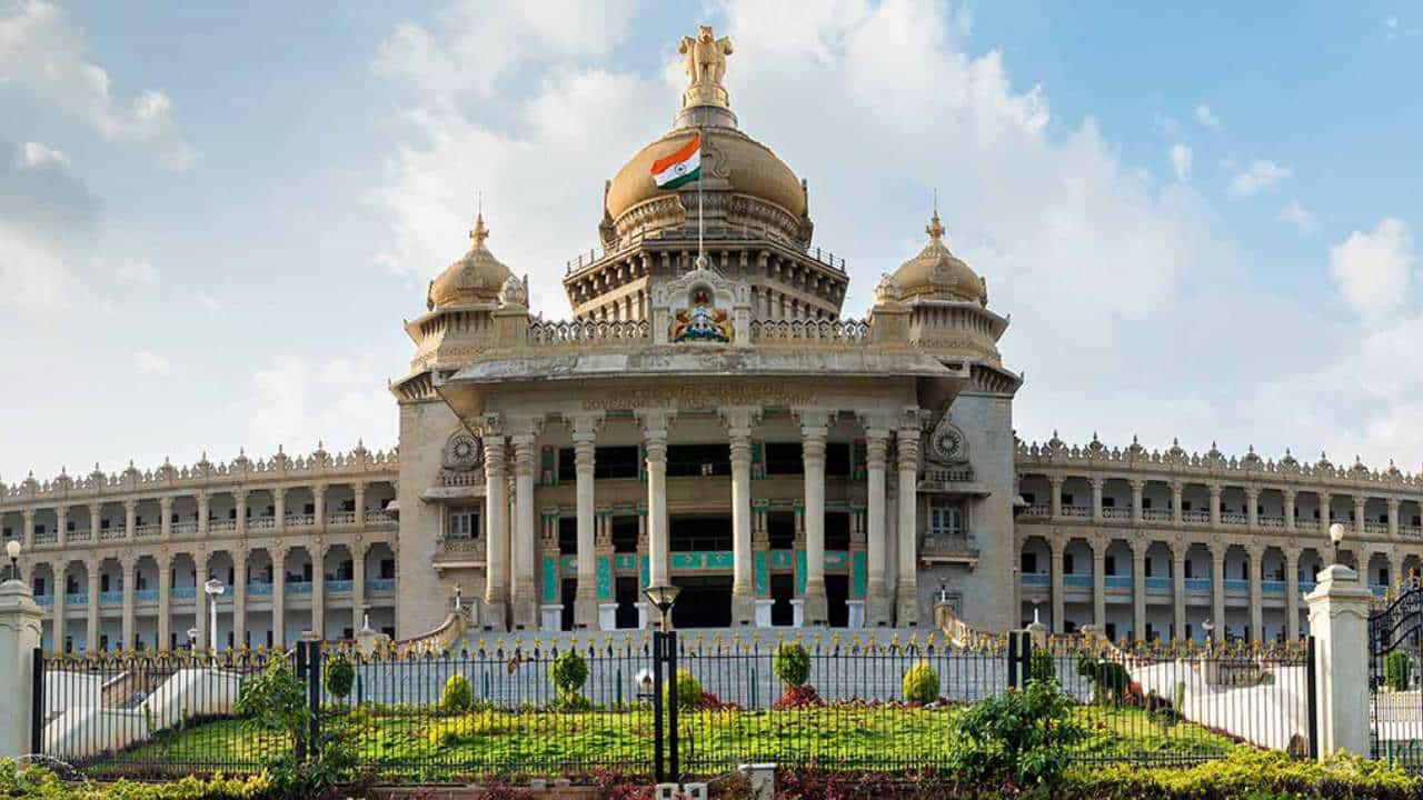 ಸರ್ಕಾರದಿಂದ ಮಹತ್ವದ ಆದೇಶ: ಕರ್ನಾಟಕ ನೌಕರರು ಈ ಬಟ್ಟೆ ಧರಿಸುವುದು ಕಡ್ಡಾಯ