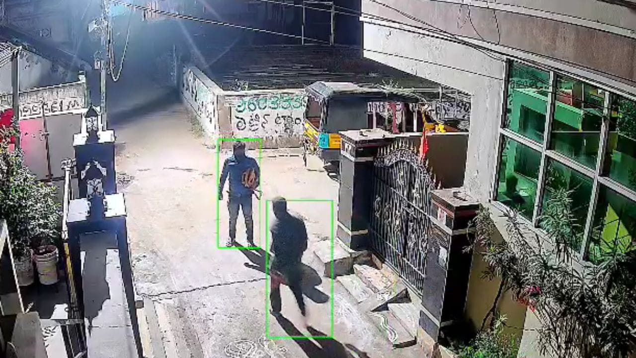 ಚಾಕು, ಲಾಂಗ್ ಹಿಡಿದು ಬೀದಿಗಳಲ್ಲಿ ಅಡ್ಡಾಡುತ್ತಿರುವ ಕಳ್ಳರು, ಸಿಸಿಟಿವಿ ದೃಶ್ಯ ಇಲ್ಲಿದೆ ನೋಡಿ ಚಾಕು, ಲಾಂಗ್ ಹಿಡಿದು ಬೀದಿಗಳಲ್ಲಿ ಅಡ್ಡಾಡುತ್ತಿರುವ ಕಳ್ಳರು, ಸಿಸಿಟಿವಿ ದೃಶ್ಯ ಇಲ್ಲಿದೆ ನೋಡಿ