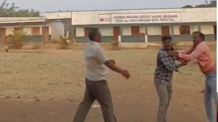 ಹಾವೇರಿ: ಶಾಲೆ ಆವರಣದಲ್ಲೇ ಪುಂಡರಂತೆ ಹೊಡೆದಾಡಿಕೊಂಡ ಅತಿಥಿ ಶಿಕ್ಷಕ, ಎಸ್ಡಿಎಂಸಿ ಅಧ್ಯಕ್ಷ, ವಿಡಿಯೋ ವೈರಲ್ ಹಾವೇರಿ: ಶಾಲೆ ಆವರಣದಲ್ಲೇ ಪುಂಡರಂತೆ ಹೊಡೆದಾಡಿಕೊಂಡ ಅತಿಥಿ ಶಿಕ್ಷಕ, ಎಸ್ಡಿಎಂಸಿ ಅಧ್ಯಕ್ಷ, ವಿಡಿಯೋ ವೈರಲ್