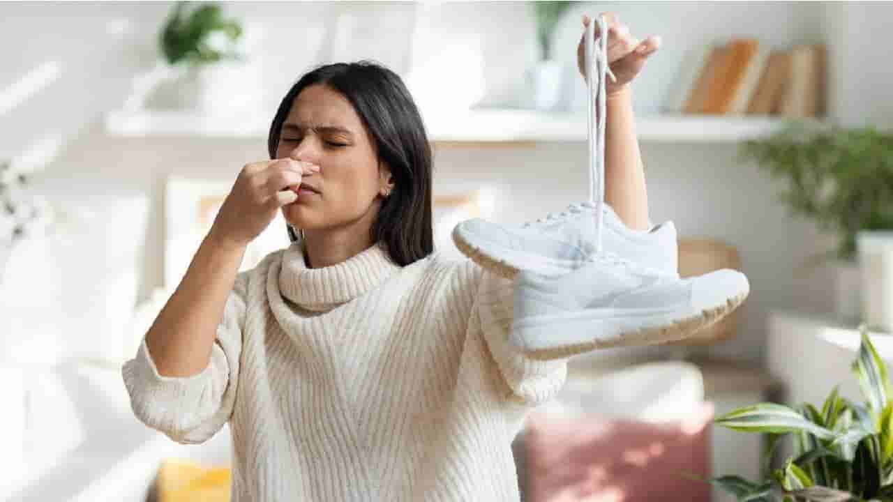 ಶೂನಿಂದ ಬರುವ ಕೆಟ್ಟ ವಾಸನೆಯನ್ನು ತೊಡೆದು ಹಾಕಲು ಈ ಸಿಂಪಲ್ ಟಿಪ್ಸ್ ಪಾಲಿಸಿ