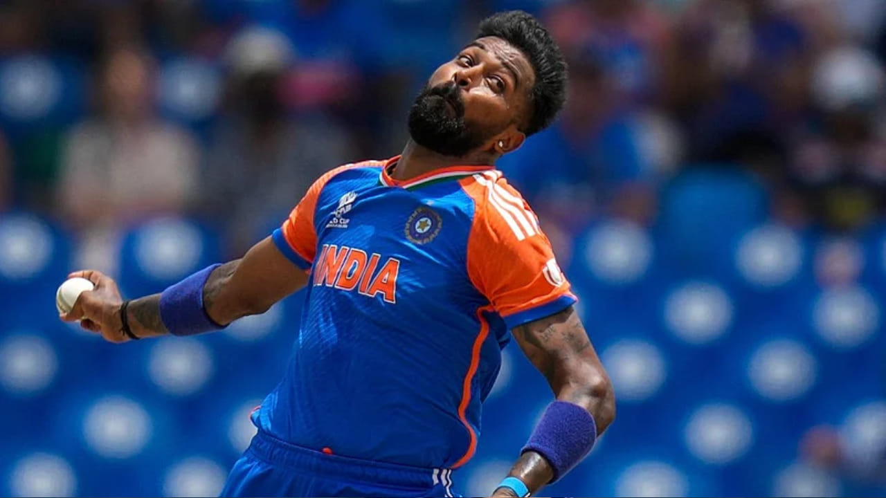 ಏಕದಿನ ಸರಣಿಗೆ ತಂಡ ಘೋಷಣೆಯ ನಂತರ ತನ್ನ ಎಕ್ಸ್ ಖಾತೆಯಲ್ಲಿ ಈ ಬಗ್ಗೆ ಮಾಹಿತಿ ಹಂಚಿಕೊಂಡಿರುವ ಬಿಸಿಸಿಐ, ‘ಹಾರ್ದಿಕ್ ಪಾಂಡ್ಯ ಅವರಿಗೆ ಬಿಸಿಸಿಐ ಸಿಒಇಯಿಂದ 10 ಓವರ್ ಬೌಲಿಂಗ್ ಮಾಡಲು ಅನುಮತಿ ಸಿಗಲಿಲ್ಲ, ಆದ್ದರಿಂದ ಮುನ್ನೆಚ್ಚರಿಕೆಯ ಕ್ರಮವಾಗಿ ಅವರನ್ನು ಹೊರಗಿಡಲಾಗಿದೆ. ಇದಲ್ಲದೆ, ಟಿ20 ವಿಶ್ವಕಪ್ ಹಿನ್ನೆಲೆಯಲ್ಲಿ ಅವರ ಕೆಲಸದ ಹೊರೆಯನ್ನು ನಿರ್ವಹಿಸಲಾಗಿದೆ’ ಎಂದಿದೆ.