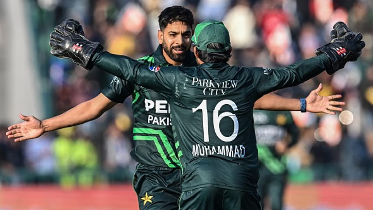 ಇದಾಗ್ಯೂ ಈ ತಂಡದಲ್ಲಿ ಅನುಭವಿ ವಿಕೆಟ್ ಕೀಪರ್ ಬ್ಯಾಟರ್ ಮೊಹಮ್ಮದ್ ರಿಝ್ವಾನ್ಗೆ ಸ್ಥಾನ ಲಭಿಸಿಲ್ಲ. ಹಾಗೆಯೇ ಪ್ರಮುಖ ವೇಗಿಯಾಗಿದ್ದ ಹ್ಯಾರಿಸ್ ರೌಫ್ರನ್ನು ಕೂಡ ಈ ಬಾರಿ ತಂಡಕ್ಕೆ ಆಯ್ಕೆ ಮಾಡಿಲ್ಲ. ಅದರಂತೆ ಟಿ20 ವಿಶ್ವಕಪ್ಗೆ ಪಾಕಿಸ್ತಾನ್ ತಂಡ ಈ ಕೆಳಗಿನಂತಿದೆ...