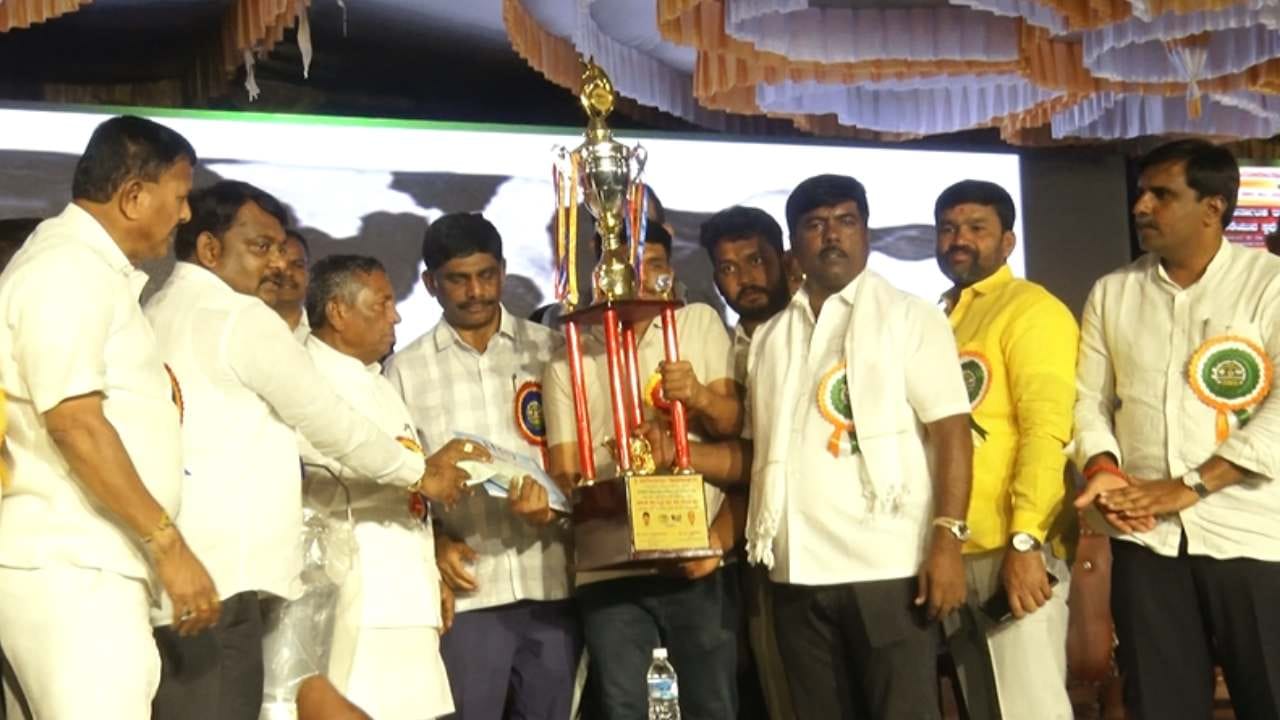 ಇನ್ನು ಮೊದಲ ಬಹುಮಾನ ಗೆದ್ದ ಹೆಚ್ಚು ಹಾಲು ಕರೆದ ರೈತರಿಗೆ ಒಂದೂವರೆ ಲಕ್ಷ ರೂ ಹಣ ಹಾಗೂ ಟ್ರೋಫಿ, ಎರಡನೇ ಬಹುಮಾನವಾಗಿ ಒಂದು ಲಕ್ಷ ರೂ ಹಣ ಮತ್ತು ಮೂರನೇ ಬಹುಮಾನವಾಗಿ 75 ಸಾವಿರ ರೂ ಹಣವನ್ನ ಬಮೂಲ್ ಅಧ್ಯಕ್ಷ ಡಿಕೆ ಸುರೇಶ್ ನೀಡುವ ಮೂಲಕ ರೈತರನ್ನ ಪ್ರೋತ್ಸಾಹಿಸಿದರು. ವಿನೂತನ ಸ್ಪರ್ಧೆ ಕಂಡು ಜನರು ನಿಬ್ಬೆರಗಾದರು.
