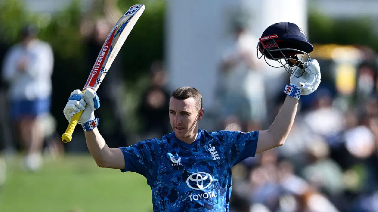 ಶ್ರೀಲಂಕಾ ವಿರುದ್ಧವೇ ಅವರ ನೆಲದಲ್ಲಿ ಅಬ್ಬರಿಸುವ ಮೂಲಕ ಹ್ಯಾರಿ ಬ್ರೂಕ್ ಬರೋಬ್ಬರಿ 8 ಸಿಕ್ಸರ್​ಗಳನ್ನು ಸಿಡಿಸಿದ್ದಾರೆ. ಈ ಮೂಲಕ ಲಂಕಾ ಪಿಚ್​ನಲ್ಲಿ ಏಕದಿನ ಕ್ರಿಕೆಟ್ ಇತಿಹಾಸದಲ್ಲೇ ಇನಿಂಗ್ಸ್​ವೊಂದರಲ್ಲಿ ಅತೀ ಹೆಚ್ಚು ಸಿಕ್ಸರ್ ಬಾರಿಸಿದ ಬ್ಯಾಟರ್ ಎಂಬ ದಾಖಲೆಯನ್ನು ತಮ್ಮದಾಗಿಸಿಕೊಂಡಿದ್ದಾರೆ.