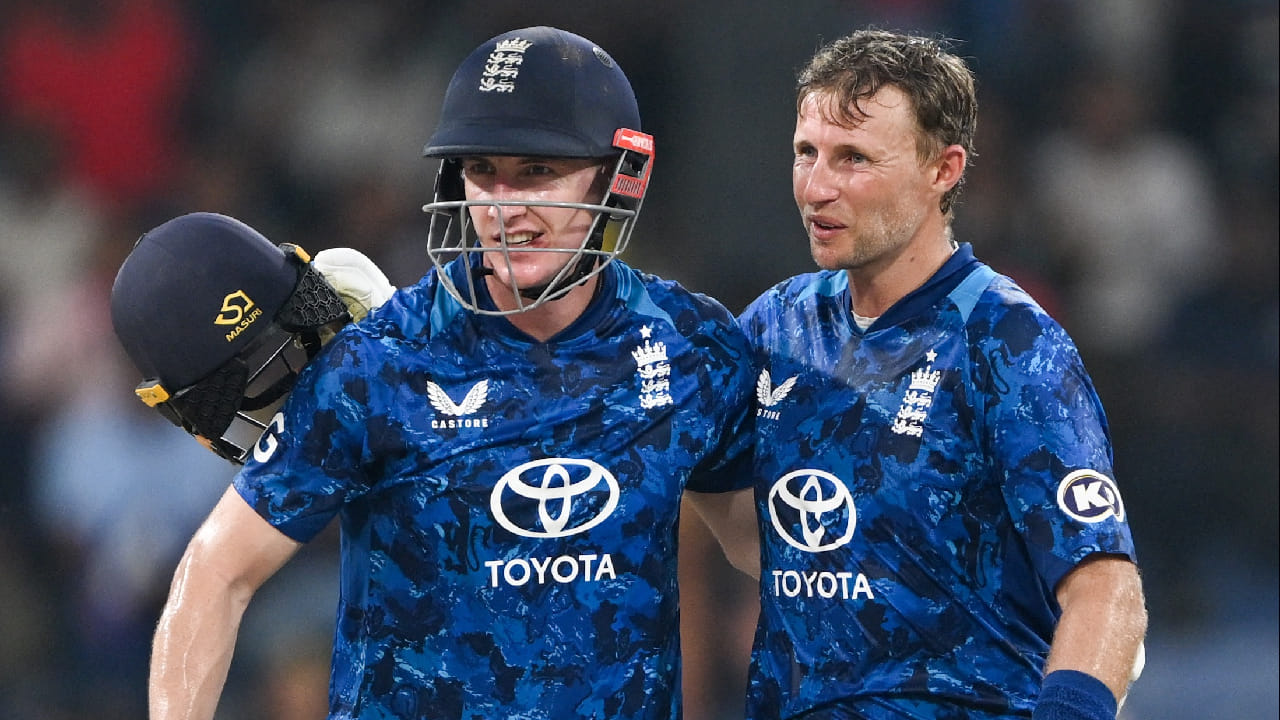 ಅದರಂತೆ ಇನಿಂಗ್ಸ್ ಆರಂಭಿಸಿದ ಇಂಗ್ಲೆಂಡ್ ತಂಡವು ಉತ್ತಮ ಆರಂಭ ಪಡೆದಿರಲಿಲ್ಲ. ಇದಾಗ್ಯೂ ಮೂರನೇ ಕ್ರಮಾಂಕದಲ್ಲಿ ಕಣಕ್ಕಿಳಿದ ಜೋ ರೂಟ್ 111 ರನ್​ಗಳ ಇನಿಂಗ್ಸ್ ಆಡಿದರು. ಇನ್ನು ಐದನೇ ಕ್ರಮಾಂಕದಲ್ಲಿ ಬ್ಯಾಟ್ ಬೀಸಿದ ಹ್ಯಾರಿ ಬ್ರೂಕ್ ಲಂಕಾ ಬೌಲರ್​ಗಳನ್ನು ಚೆಂಡಾಡಿದರು.