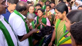 ರೈತರ ಪ್ರತಿಭಟನೆ ವೇಳೆ ಕುಮಾರಸ್ವಾಮಿ ಬಳಿ ಸೆರಗೊಡ್ಡಿ ಮಹಿಳೆ ಮನವಿ