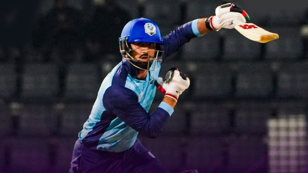 ಹಾಗೆಯೇ ತಂದೆಯೊಂದಿಗೆ ಕಣಕ್ಕಿಳಿದು ಟಿ20 ಕ್ರಿಕೆಟ್​ನಲ್ಲಿ ಹಾಫ್ ಸೆಂಚುರಿ ಸಿಡಿಸಿದ ವಿಶ್ವದ ಮೊದಲ ಬ್ಯಾಟರ್ ಎಂಬ ದಾಖಲೆಯನ್ನು ಕೂಡ ಹಸನ್ ಐಸಾಖಿಲ್ ನಿರ್ಮಿಸಿದ್ದಾರೆ. ಈ ಪಂದ್ಯದಲ್ಲಿ 60 ಎಸೆತಗಳನ್ನು ಎದುರಿಸಿದ ಐಸಾಖಿಲ್ 5 ಸಿಕ್ಸ್ ಹಾಗೂ 7 ಫೋರ್​ಗಳೊಂದಿಗೆ 92 ರನ್ ಬಾರಿಸಿದ್ದಾರೆ.